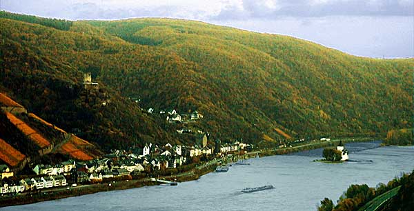 Kaub am Rhein mit Burg Gutenfels und Wasserburg Pfalzgrafenstein, genannt Pfalz. Foto: © 169, WHO